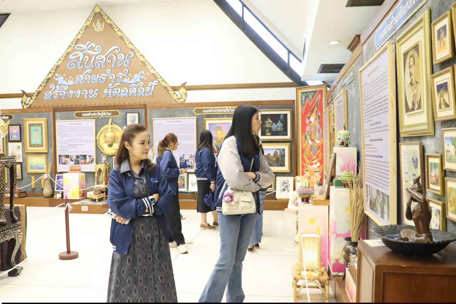 title - ผอ.ศพส. ให้การต้อนรับ ผอก.สกอญ. พร้อมด้วย คณะผู้เข้าร่วมสัมมนาเชิงปฏิบัติการฯ เข้าเยี่ยมชมแผนกฝึกอบรม และพื้นที่ภายในศูนย์ส่งเสริมและพัฒนาอาชีพเสริมนอกภาคการเกษตร